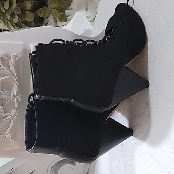 BCBGENERATION | Booties |
Size: 7 1/2 | Color: Black |
Condition: Great - Picture 2 of 7